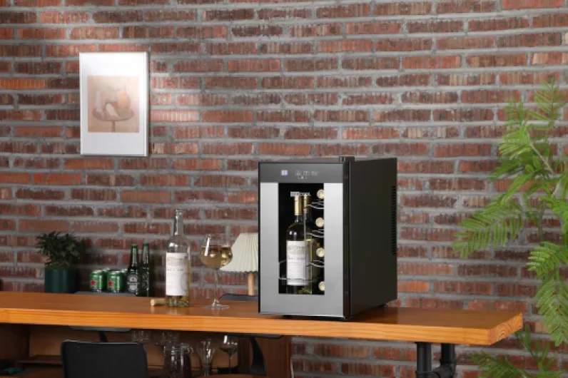 VINO8 – Table-Top Wine Fridge Black - 5-18°C - Wine Cooler - LED + Digital Display - Glass Door Drinks Cellar - Single-Zone (8 Bottle)