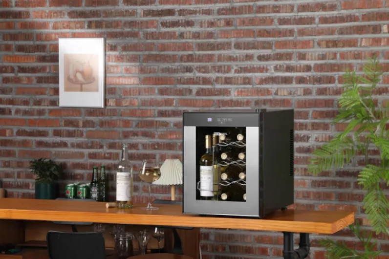 VINO12 – Table-Top Wine Fridge Black - 5-18°C - Wine Cooler - LED + Digital Display - Glass Door Drinks Cellar - Single-Zone 12 Bottle